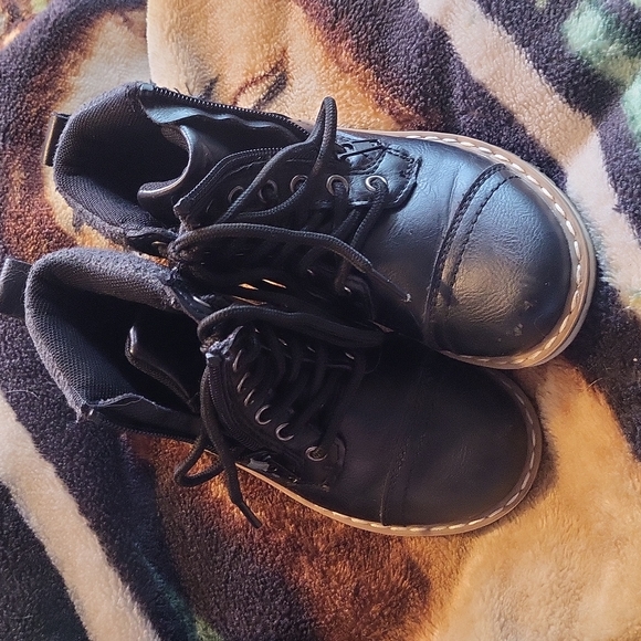 Shoes - Picture 3 of 4